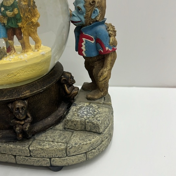 Wizard of Oz Snow Globe Music Box - Picture 4 of 10